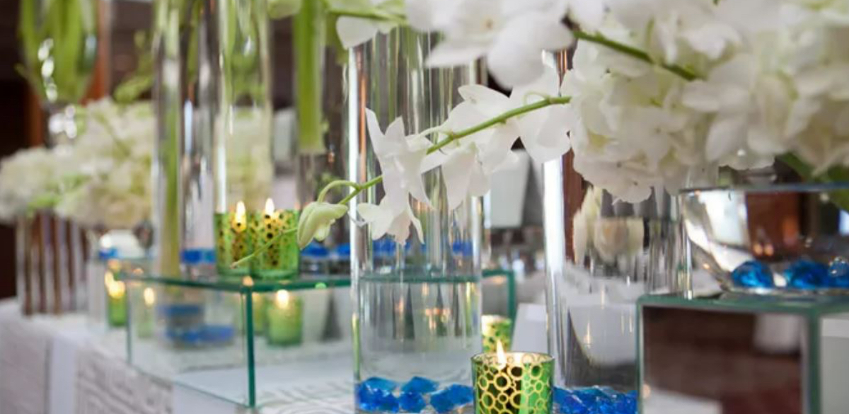 Table setting at Westminster hotel with white flowers, blue accent vases and green candles