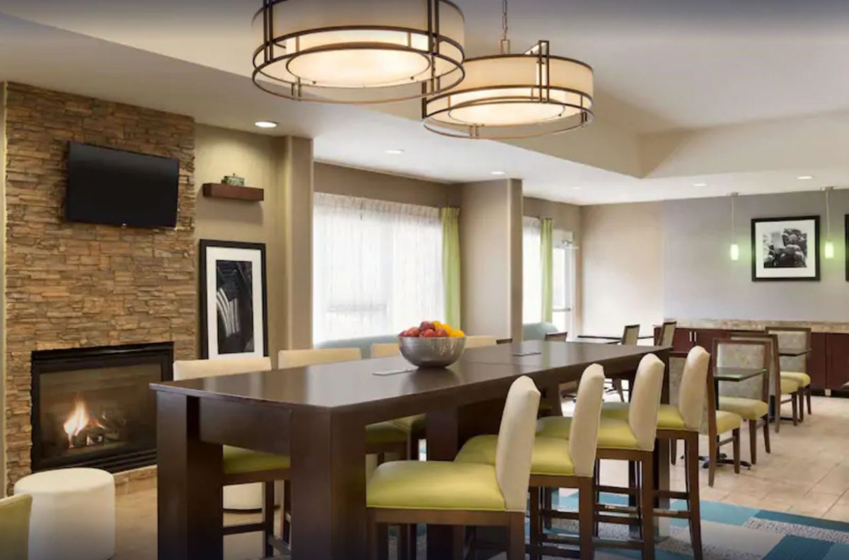 Seating and dining area at Hampton Inn Denville | Rockaway | Parsippany