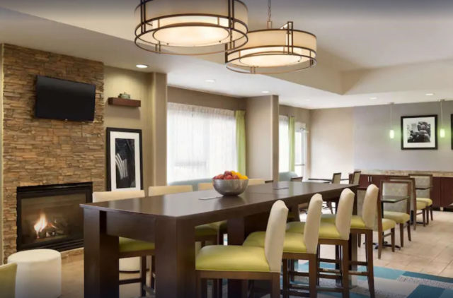 Seating and dining area at Hampton Inn Denville | Rockaway | Parsippany