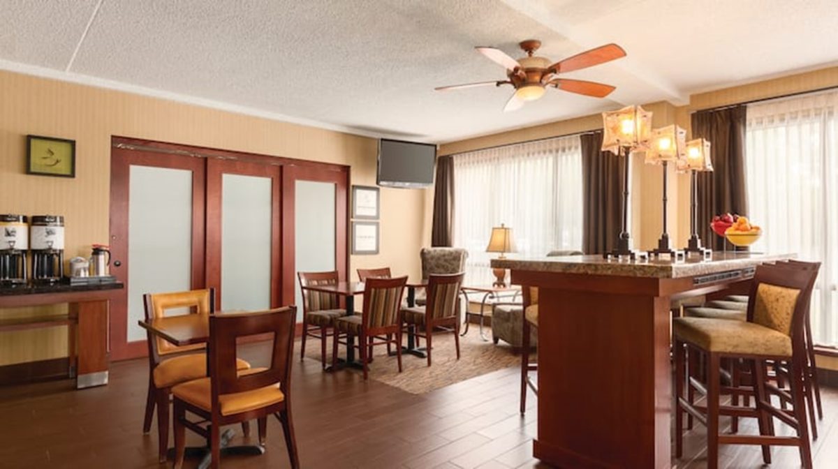 Dining area at HAMPTON INN DES MOINES | AIRPORT